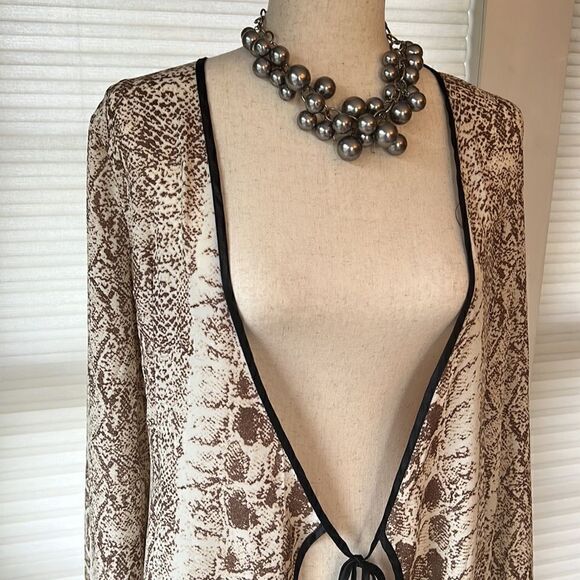 PrettylLittleThing Women’s 4 animal print tie front flowing cardigan NWT - Picture 5 of 16